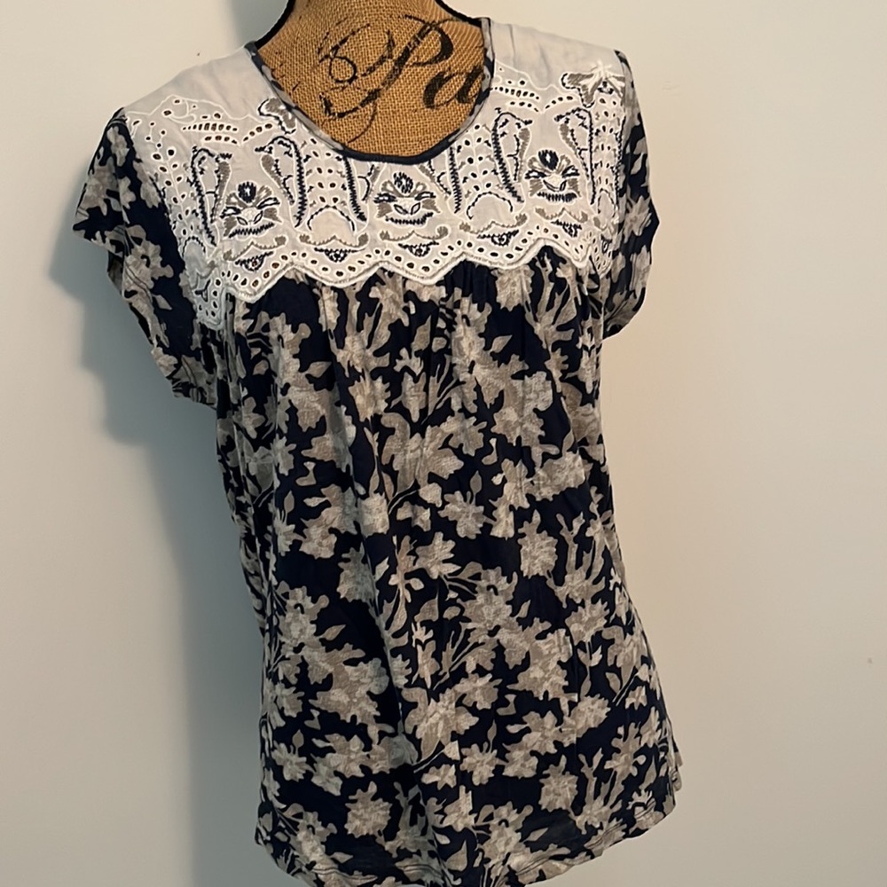 Beautiful blouse - Picture 2 of 4